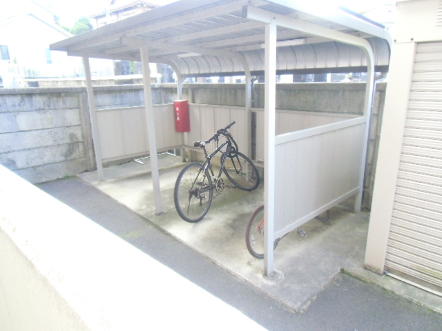 その他設備　バイク置き場もあります。