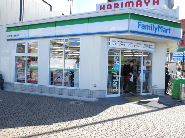 コンビニ　ファミリーマート（コンビニ）まで708m