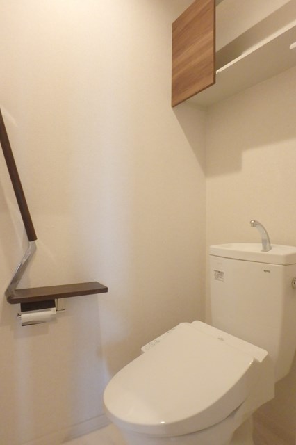 トイレ　温水洗浄便座付！上部には収納棚有！