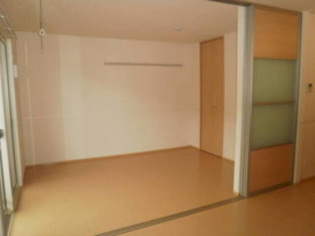 居室・リビング　ＬＤＫ隣洋室（室内物干し・エアコン１台♪）