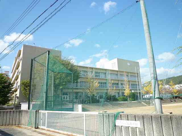 中学校　宝塚市立南ひばりガ丘中学校（中学校）まで976m