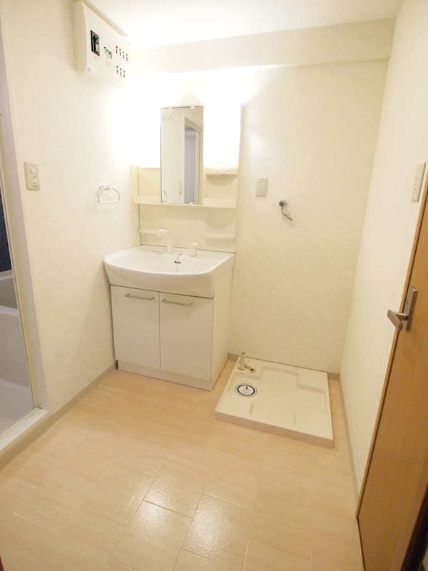 洗面設備　広めの脱衣所。
