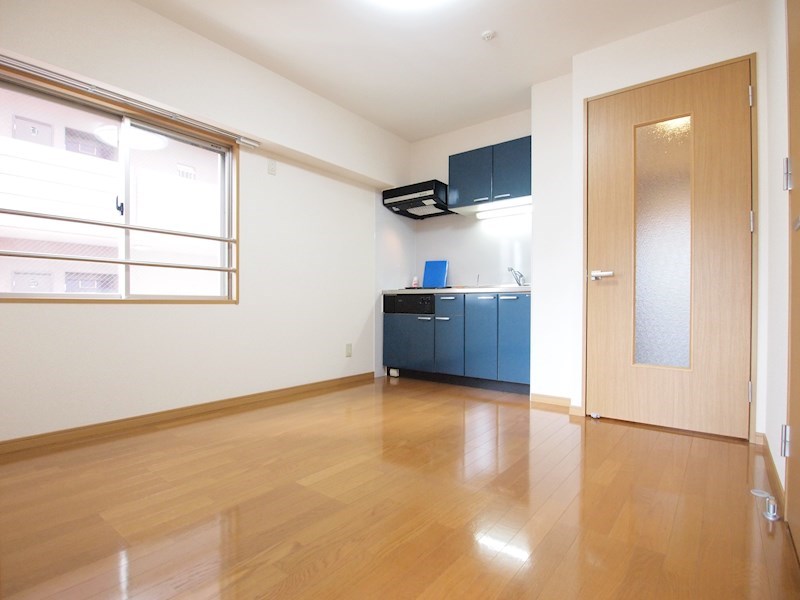 居室・リビング　角部屋です。出窓あり