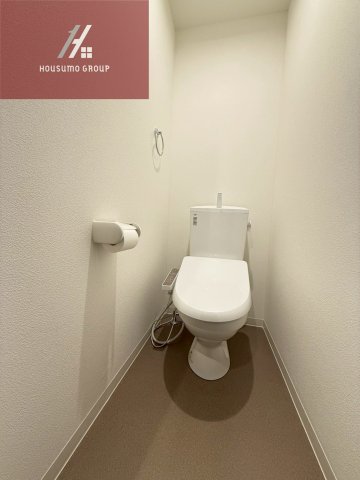 トイレ　落ち着いた色調のトイレです