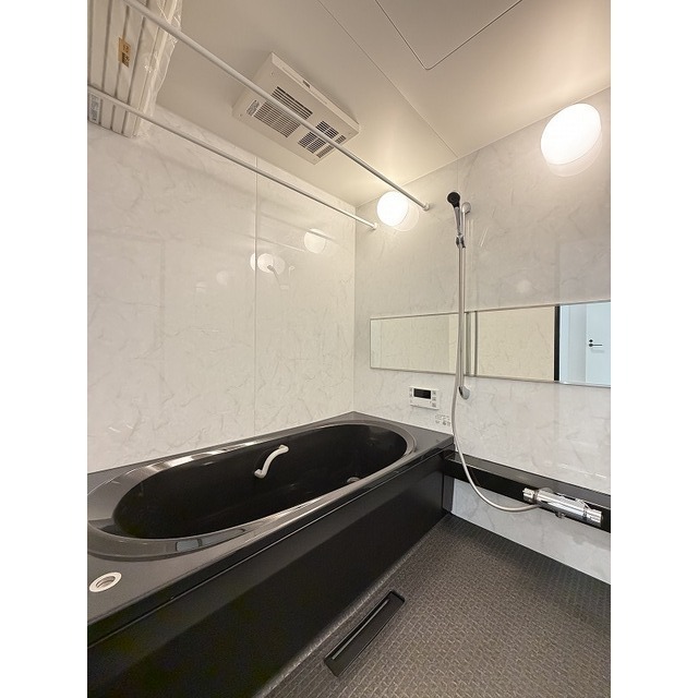 バス・シャワールーム　ゆとりのある浴槽でくつろぎのバスタイム♪