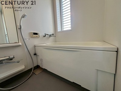 バス・シャワールーム　シンプルなユニットバス☆窓付きで換気も楽々！