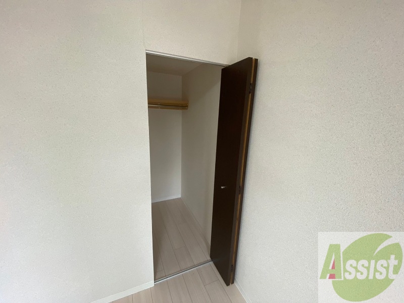 収納　こちらの収納にはハンガーをかけて服もしまえますね。