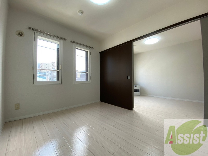 その他部屋・スペース　寝室はこちらです。光が差し込む、温かみのあるお部屋です。