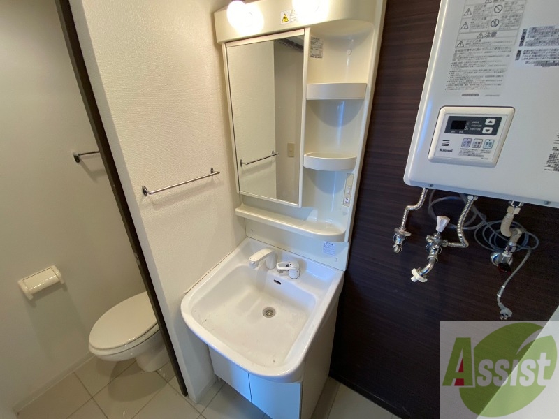 洗面設備　シャンプードレッサー。身支度はここでばっちりですね。