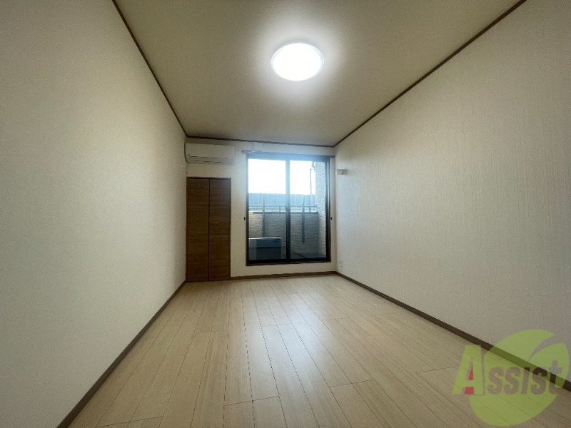 その他部屋・スペース　洋室は陽がよく差し明るくお部屋もきれいな状態です。