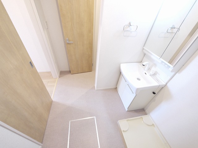 洗面設備　ゆったりとスペースのある洗面所