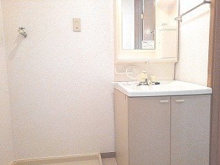 洗面設備　ゆったりとスペースのある洗面所