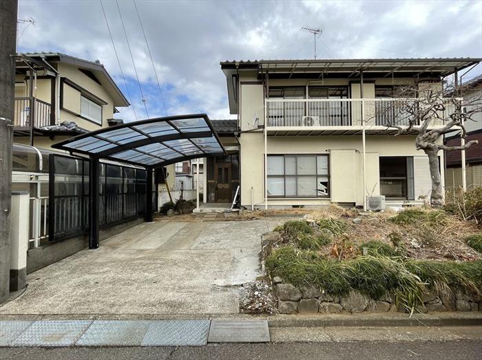 エントランス　駐車場拡張します