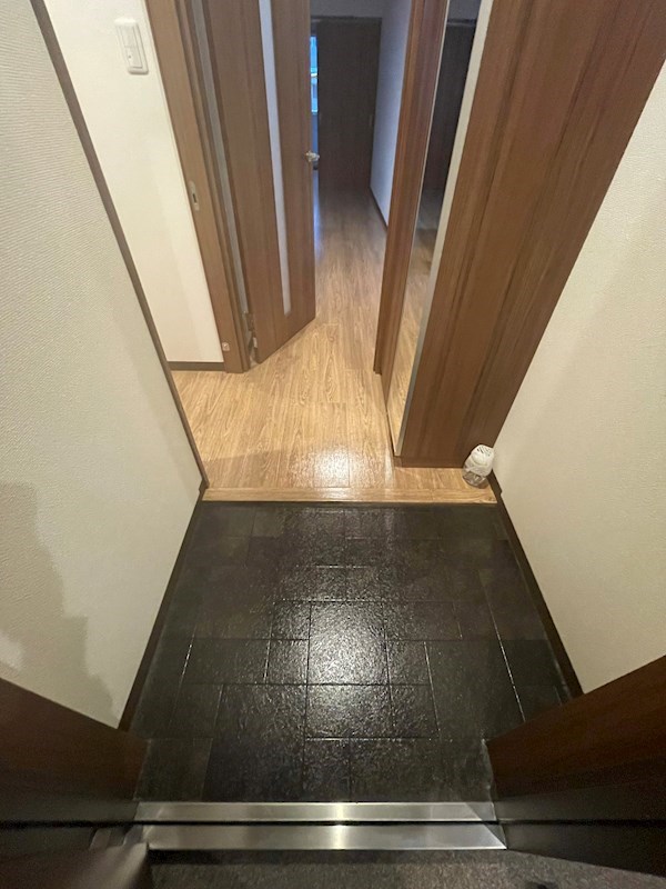 玄関　※同物件別部屋参考写真