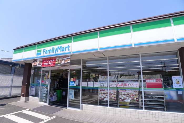コンビニ　ファミリーマート（コンビニ）まで400m