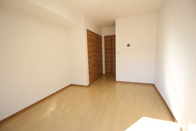 居室・リビング　バルコニー側からみた居室