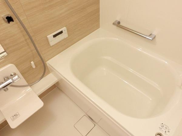 バス・シャワールーム　浴室乾燥機、追い焚き機能付きバス！