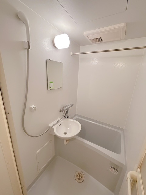 バス・シャワールーム　同タイプ物件の為、形状や間取寸法、色調等が実際とは異なります