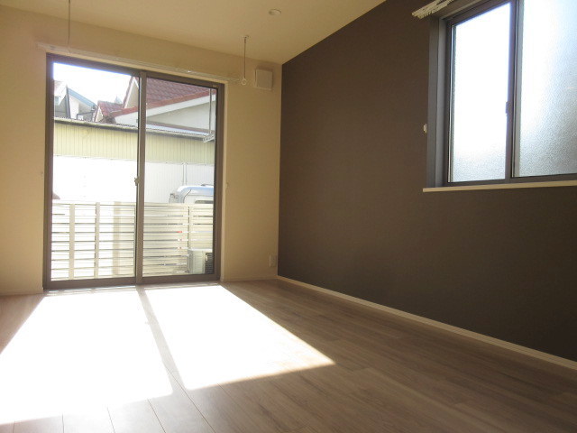 居室・リビング　同建物別号室写真・同仕様