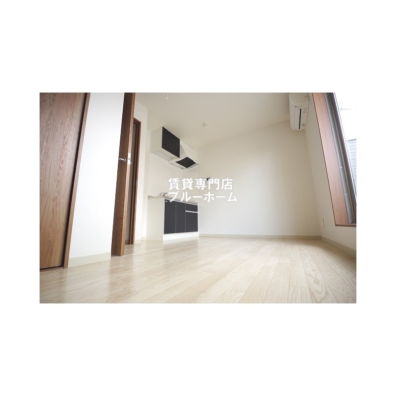 居室・リビング　白い印象のお部屋です！