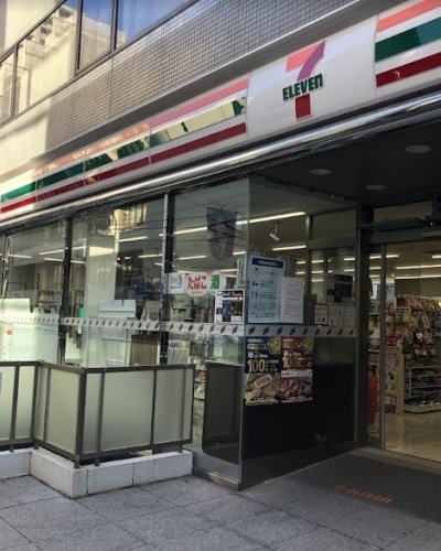 コンビニ　セブンイレブン 港区芝5丁目北店（コンビニ）まで56m