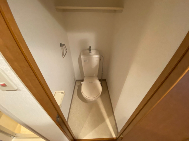 トイレ　落ち着いた色調のトイレです