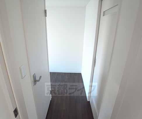 その他部屋・スペース　リビングから見た廊下です