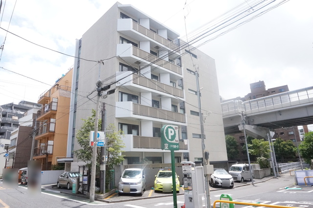 建物外観　不在時でもお荷物のお預かり可能な宅配ボックス付です♪