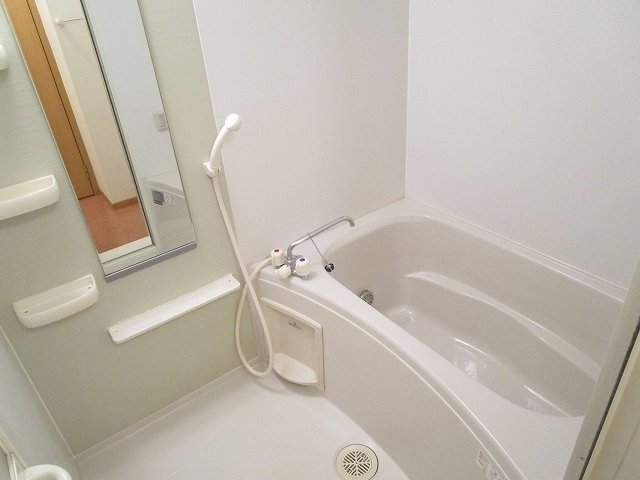 バス・シャワールーム　コンパクトで使いやすいお風呂です