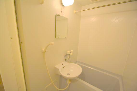 洗面設備　洗面台はバスルーム内です。