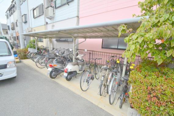 玄関　あなたの大事な自転車も安心してとめることができますね。