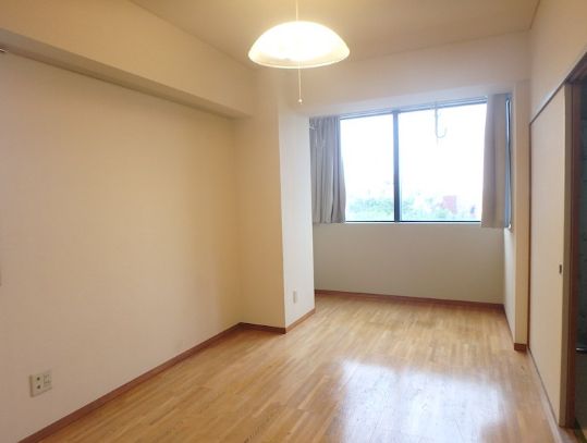 その他部屋・スペース　落ち着いた色調の寝室です