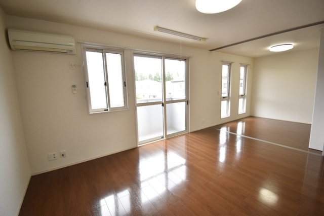 居室・リビング　こちらのリビングで趣味の時間をお楽しみください