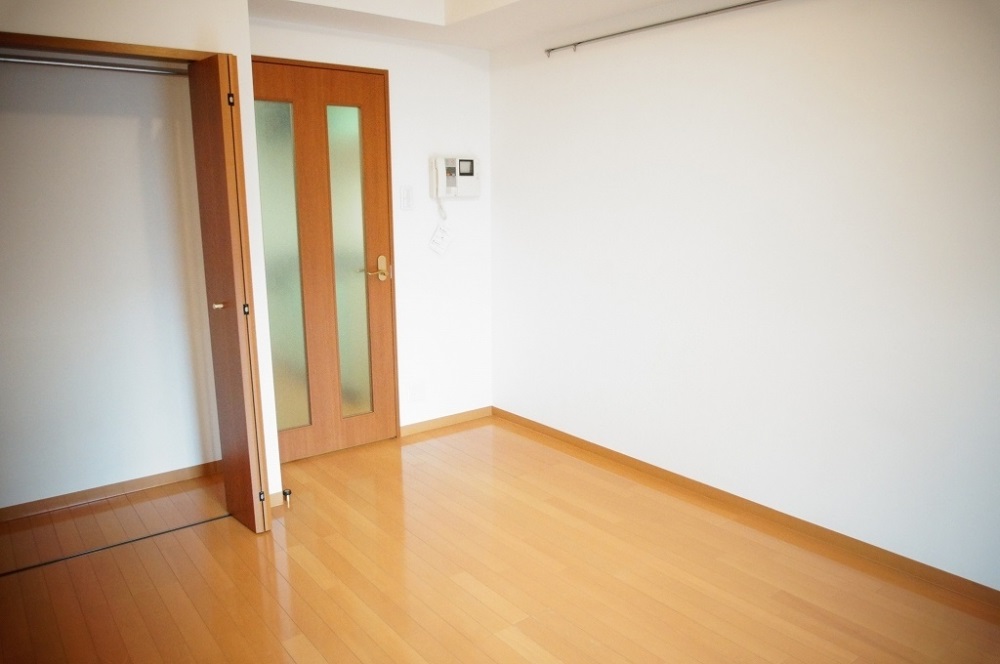 その他部屋・スペース　優しい色合いのフローリングの居室です