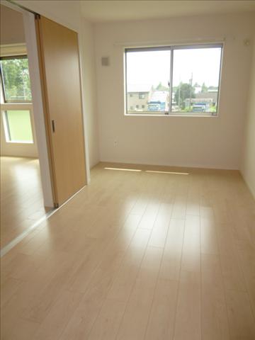 眺望　南に窓がある洋間です。