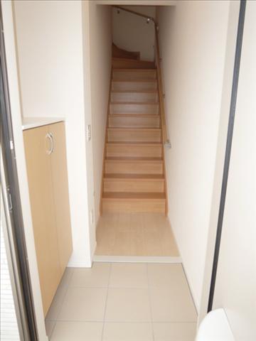 玄関　下駄箱完備の玄関です。
