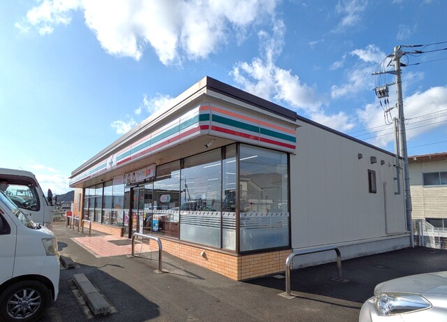 コンビニ　セブンイレブン韮崎竜岡店　徒歩４分（コンビニ）まで300m