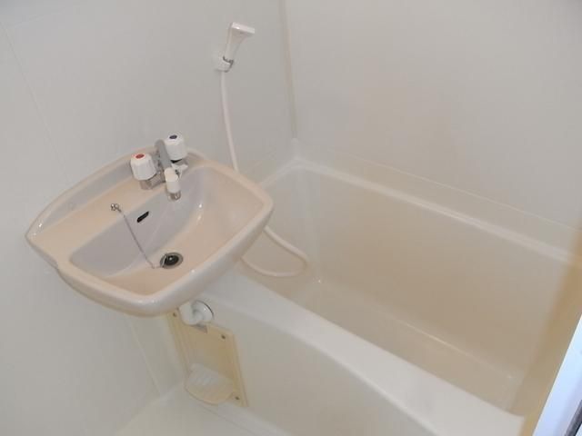 バス・シャワールーム　洗面台付バスルーム