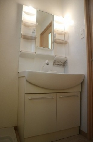 洗面設備　身だしなみを整えるのに便利な洗面台