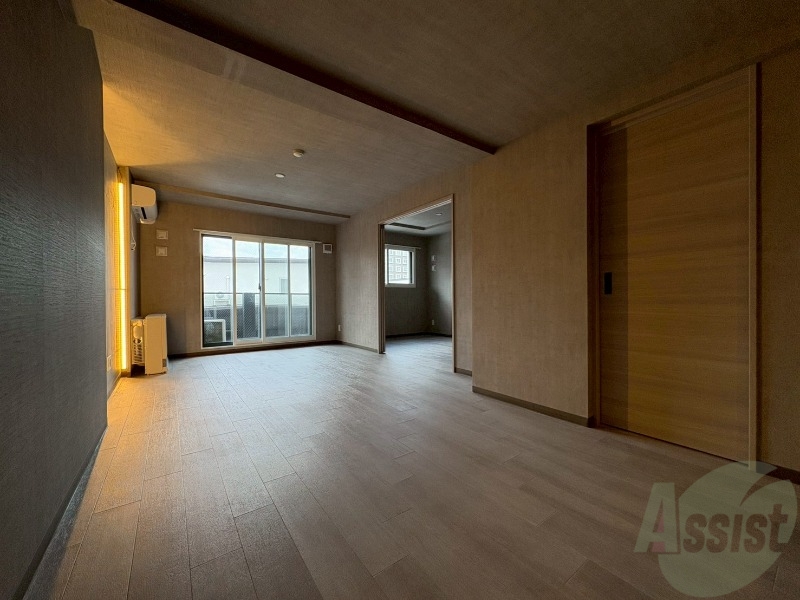 居室・リビング　リビングです。窓が大きくて明るいですね！