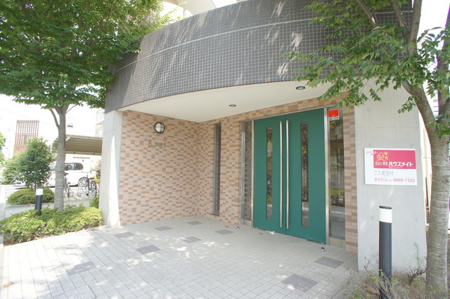 エントランス　オートロック・ＴＶモニターホン付きで女性も安心♪