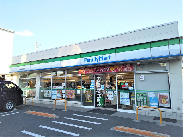 コンビニ　ファミリーマート　南篠崎町四丁目店（コンビニ）まで300m
