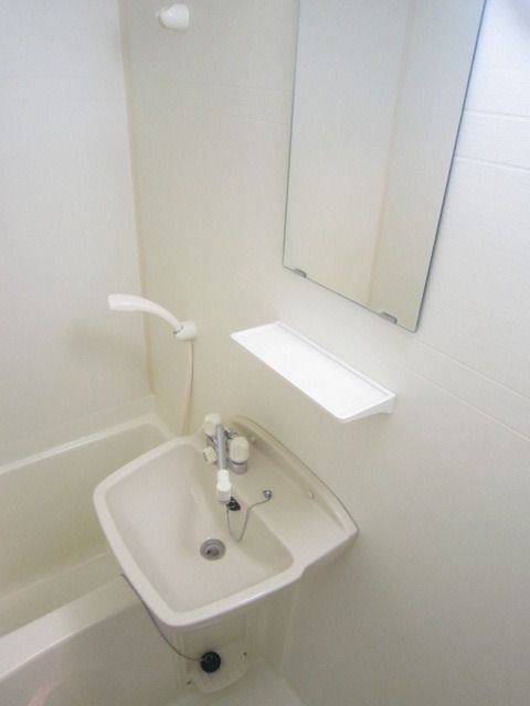 洗面設備　鏡付の洗面台です