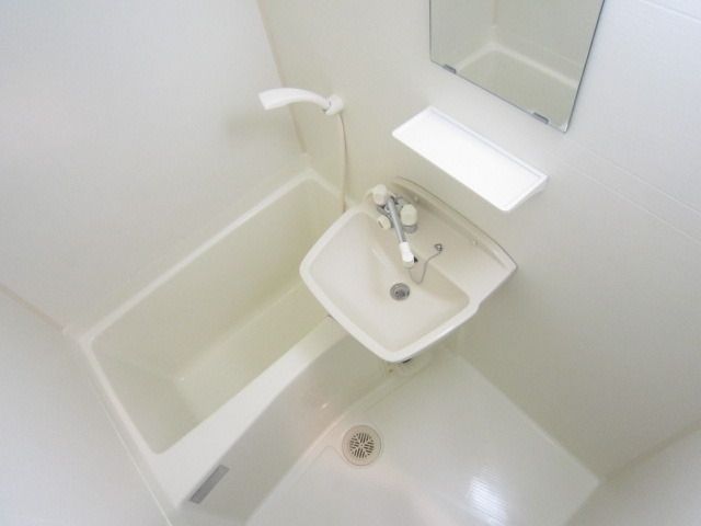 バス・シャワールーム　清潔感のあるバスルームです