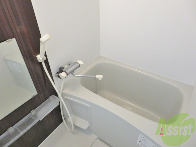 バス・シャワールーム　バスルームは狭すぎず、シャワーも浴びやすそうです。