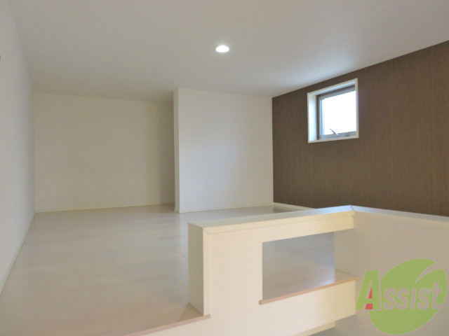 その他部屋・スペース　６．３帖のロフト寝室です。広々として、きれいですね。