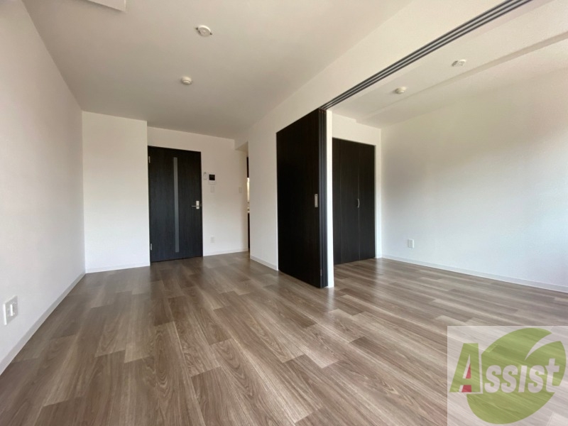 居室・リビング　木目のフローリングが落ち着きますね