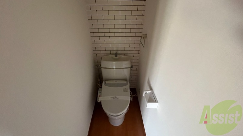 トイレ　トイレです。温水洗浄付きで、タオル掛けもあります。