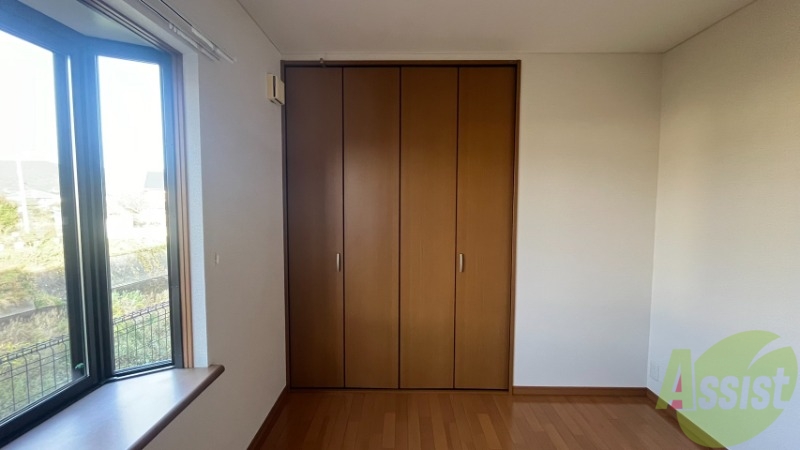 収納　出窓がある洋室には大きめの収納があります。