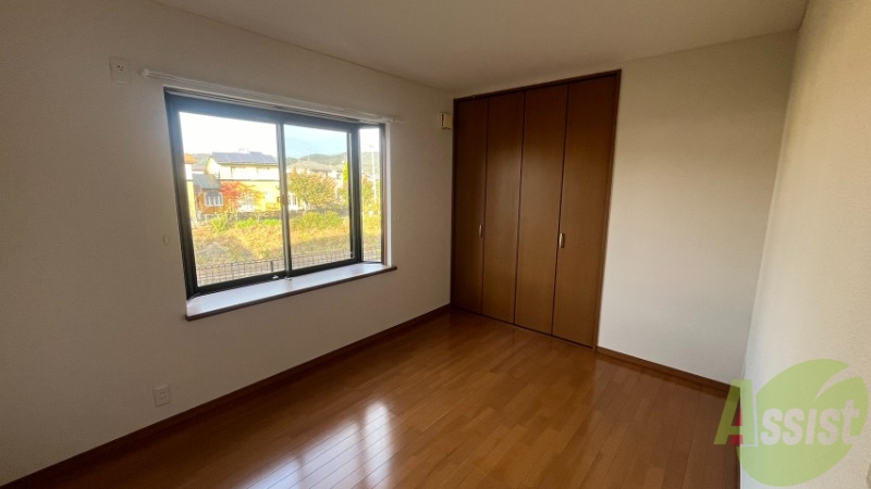 その他部屋・スペース　洋室です。出窓と大きめのクローゼットがあります。